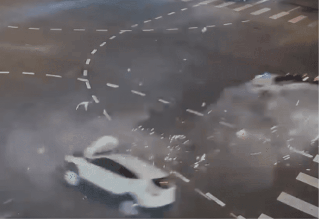 Imagem da noticia Tesla em fuga nos EUA bate em 3 carros e motorista morre ao ser 'parcialmente ejetado'; veja vídeo
