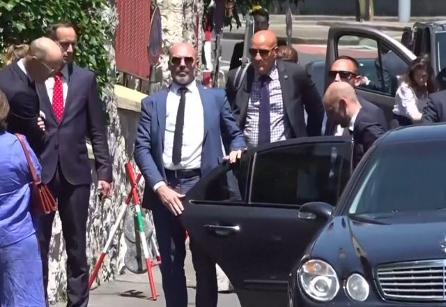 Imagem da noticia Ministros europeus se reúnem com Irã para "oferta abrangente e diplomática", diz Macron