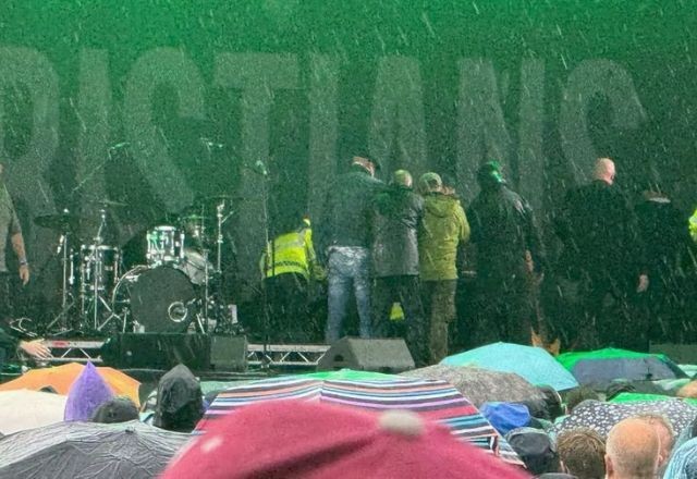 Imagem da noticia Baterista de banda inglesa sofre parada cardíaca em palco de festival