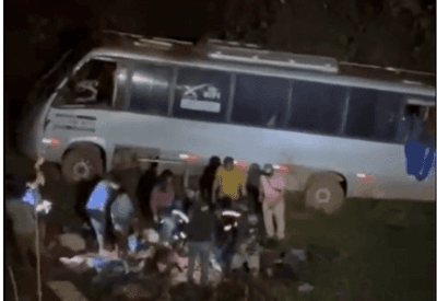 Acidente com micro-ônibus deixa duas pessoas mortas e 16 feridas no Pará Acidente com micro-ônibus deixa duas pessoas mortas e 16 feridas no Pará