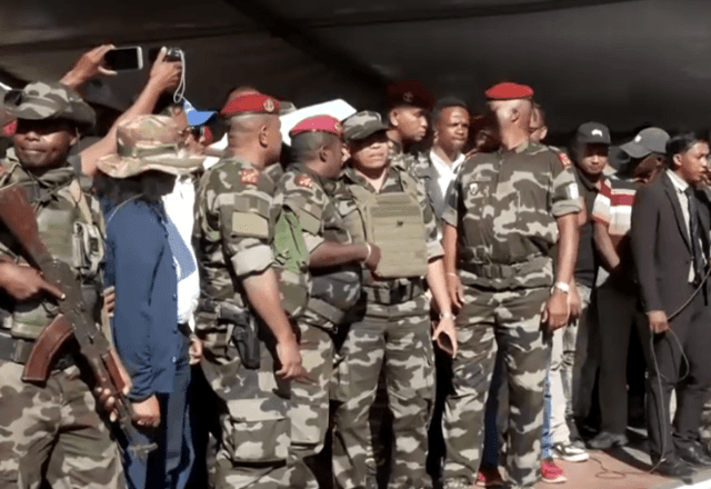 Imagem da noticia Exército toma poder em Madagascar enquanto parlamento tenta destituir presidente