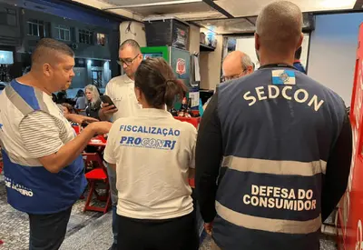 Governo do Rio descarta chope vencido e apreende tequila com impurezas em Copacabana Governo do Rio descarta chope vencido e apreende tequila com impurezas em Copacabana