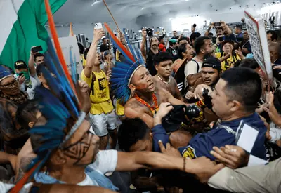 “É uma forma de defender nosso espaço”, diz líder indígena após tentativa de ocupação na COP30 “É uma forma de defender nosso espaço”, diz líder indígena após tentativa de ocupação na COP30