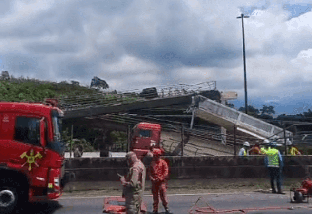 Caminhão derruba ponte no Rio e motorista morre esmagado Caminhão derruba ponte no Rio e motorista morre esmagado