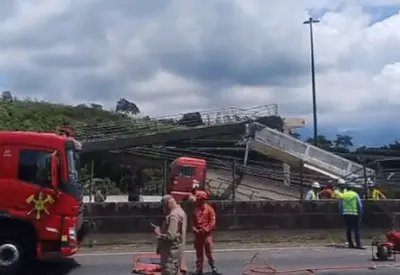 Caminhão derruba ponte no Rio e motorista morre esmagado Caminhão derruba ponte no Rio e motorista morre esmagado