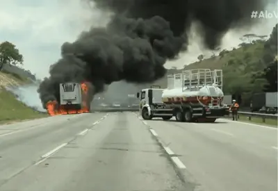 Vídeo mostra explosão de caminhão no Rodoanel em Osasco (SP) Vídeo mostra explosão de caminhão no Rodoanel em Osasco (SP)