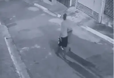 Vídeo mostra homem empurrando carrinho com corpo de mulher em SP Vídeo mostra homem empurrando carrinho com corpo de mulher em SP