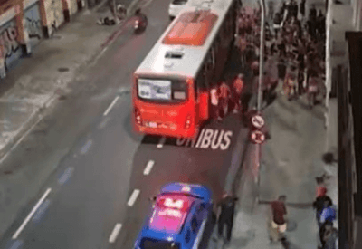 Criminosos fazem arrastão em avenida movimentada no Rio de Janeiro 