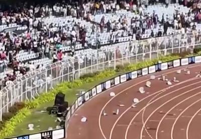 Fãs de Messi se revoltam e vandalizam estádio na Índia após rápida aparição do jogador Fãs de Messi se revoltam e vandalizam estádio na Índia após rápida aparição do jogador