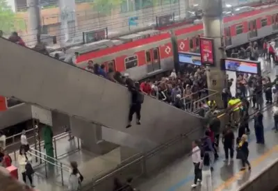 VÍDEO: passageiro pula de escada rolante durante queda coletiva na estação Brás, em SP VÍDEO: passageiro pula de escada rolante durante queda coletiva na estação Brás, em SP