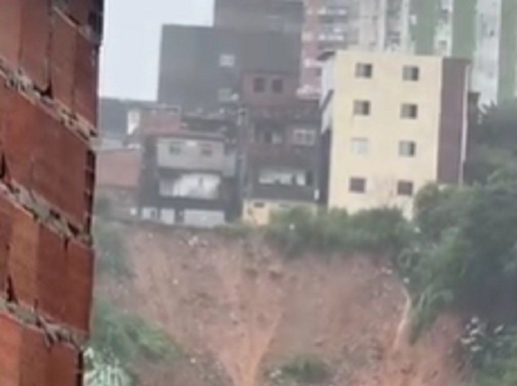 Imagem da noticia Deslizamento de terra em Salvador deixa um morto e três feridos