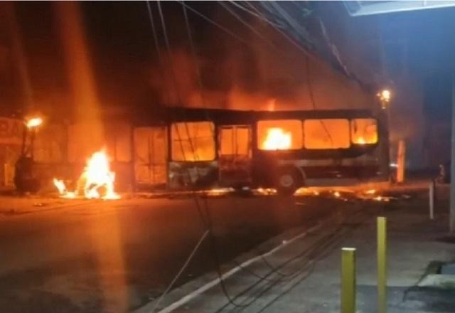 Imagem da noticia Bandidos explodem caixa eletrônico e incendeiam carros na zona sul de SP