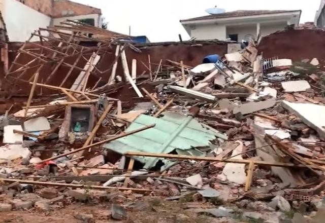 Imagem da noticia Mulheres são arrastadas em enxurrada e casa desmorona no PR