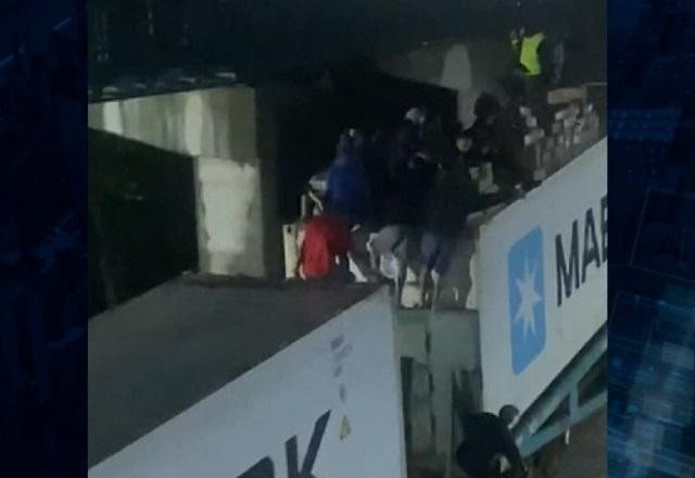 Imagem da noticia Carga de carne em trem é saqueada por multidão em Cubatão (SP)