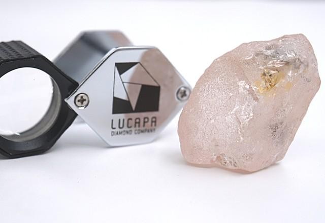 Imagem da noticia Angola acha maior diamante rosa puro já descoberto em 300 anos