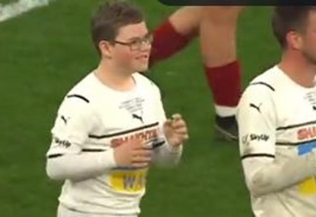 Imagem da noticia Ucraniano refugiado de 12 anos faz gol da vitória em jogo de caridade e emociona