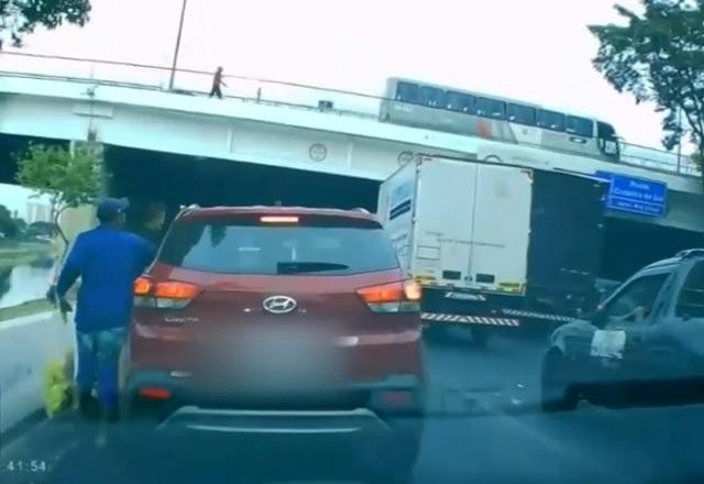 Imagem da noticia SP: falso vendedor ambulante que roubava no trânsito é preso, diz polícia