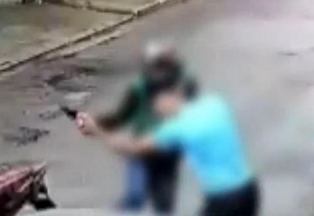 Imagem da noticia Baleado no peito durante assalto na porta de casa sobrevive