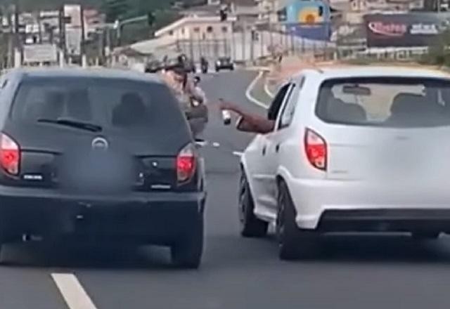 Imagem da noticia Flagrante: motoristas de carros diferentes trocam bebidas em rodovia