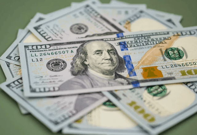 Imagem da noticia Dólar fecha em leve alta, a R$ 5,52, e avança 2,19% na semana