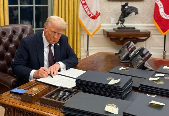 Imagem da noticia Trump acaba com home office, congela contratações federais e fala em 'uso eficiente do pessoal'