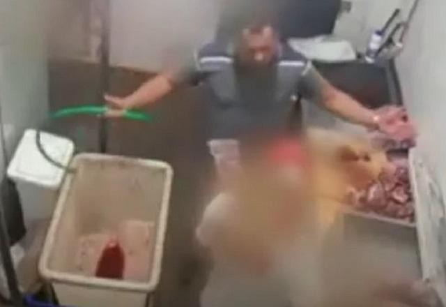 Imagem da noticia Dono de açougue é flagrado agredindo funcionário com mangueira