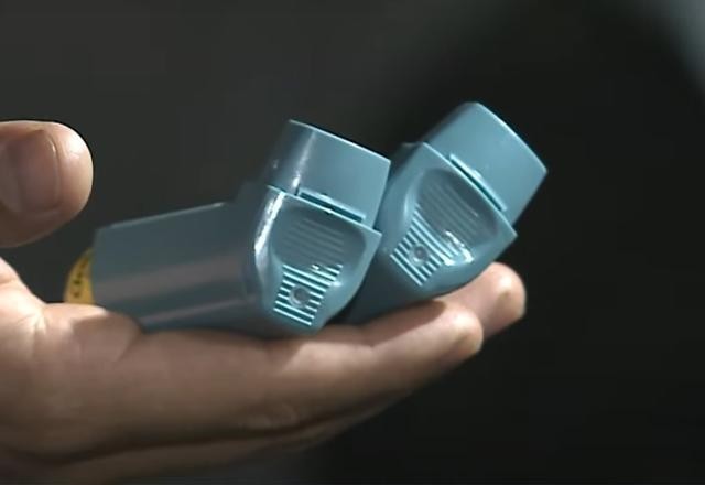 Imagem da noticia Passageira pula de carro por se assustar com "bombinha" de asma