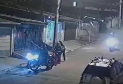 Policial é cercado por duas motos e reage a tentativa de assalto Policial é cercado por duas motos e reage a tentativa de assalto