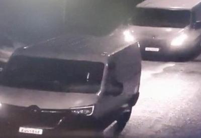 Quadrilha invade e-commerce, amarra funcionários e rouba vans Quadrilha invade e-commerce, amarra funcionários e rouba vans