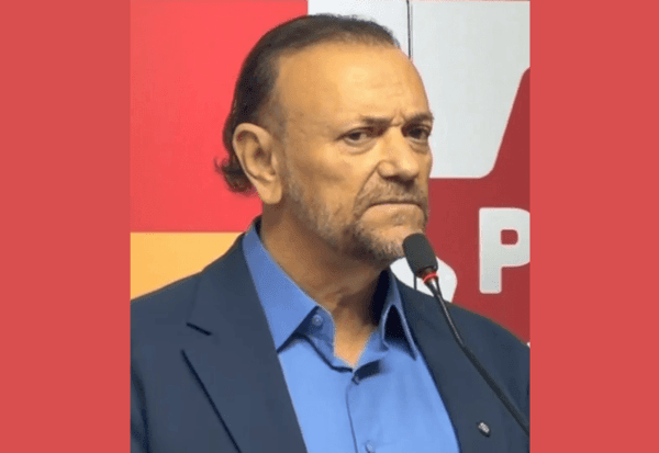 Imagem da notícia: Presidente do PT diz que Flávio Bolsonaro é herança do autoritarismo e fascismo