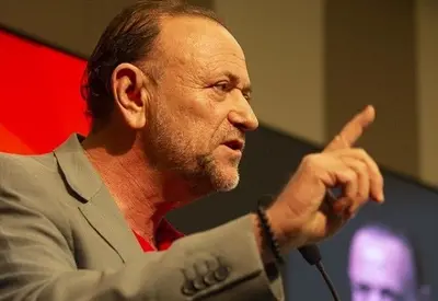 "Não dá para levar a sério", diz presidente do PT sobre candidatura de Flávio Bolsonaro "Não dá para levar a sério", diz presidente do PT sobre candidatura de Flávio Bolsonaro