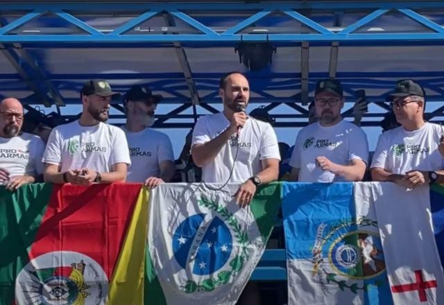 Imagem da noticia Eduardo Bolsonaro participa de manifestação pró-armas em Brasília