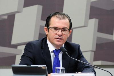 Número 2 do Ministério de Minas e Energia, Efrain Cruz é exonerado Número 2 do Ministério de Minas e Energia, Efrain Cruz é exonerado