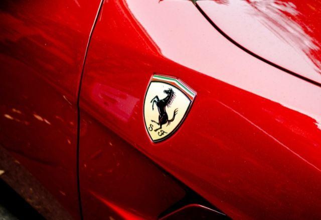 Imagem da noticia Ferrari suspende produção de veículos de luxo para mercado russo