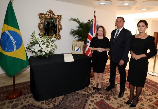Imagem da noticia Bolsonaro e Michelle assinam livro de condolências pela morte de Elizabeth II