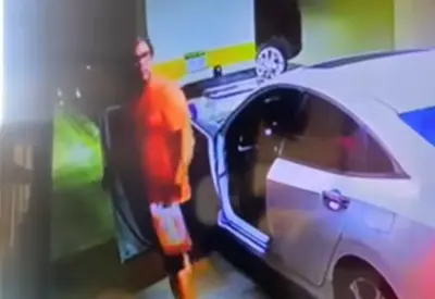 Empresário invade prédio e atira 20 vezes contra porta de ex-companheira no Recife Empresário invade prédio e atira 20 vezes contra porta de ex-companheira no Recife