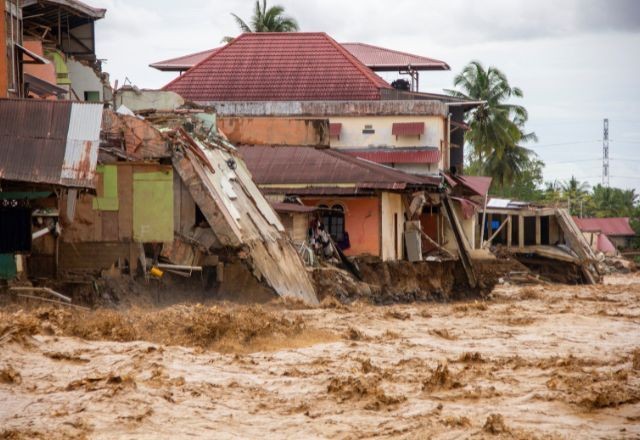 Imagem da noticia Passa de mil o número de mortos por tempestades no Sudeste Asiático