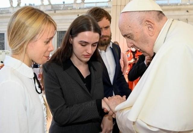 Imagem da noticia Esposas de soldados ucranianos se encontram com Papa