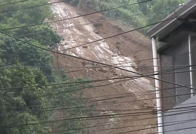 Imagem da noticia Mulher morre soterrada após deslizamento de terra em São Gonçalo (RJ)