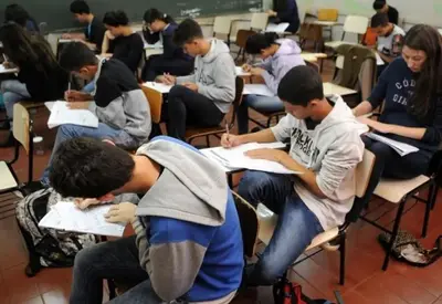 Estudantes do ensino médio do RJ poderão passar de ano com até 6 disciplinas em dependência Estudantes do ensino médio do RJ poderão passar de ano com até 6 disciplinas em dependência