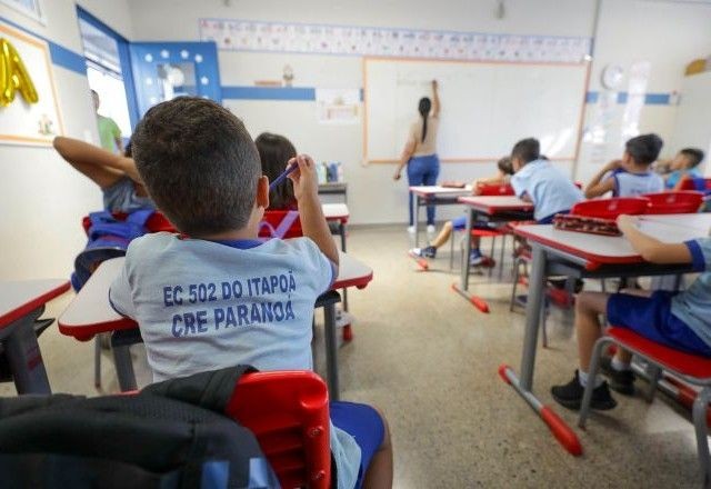 Imagem da noticia Ibaneis sanciona lei que autoriza uso de câmeras em salas de escolas do DF; Sinpro aciona Justiça