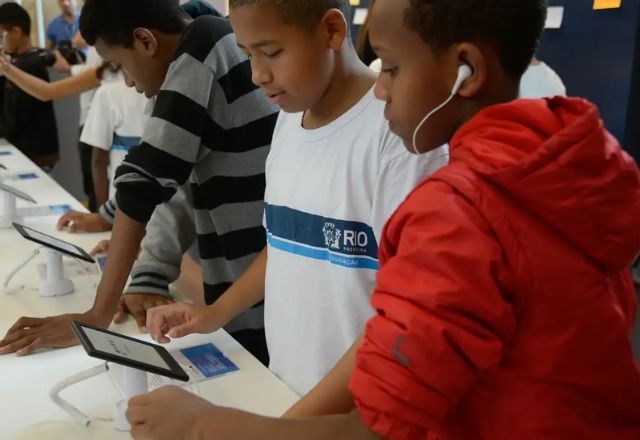 Imagem da noticia Câmara aprova restrição do uso de celulares nas escolas; projeto segue para Senado