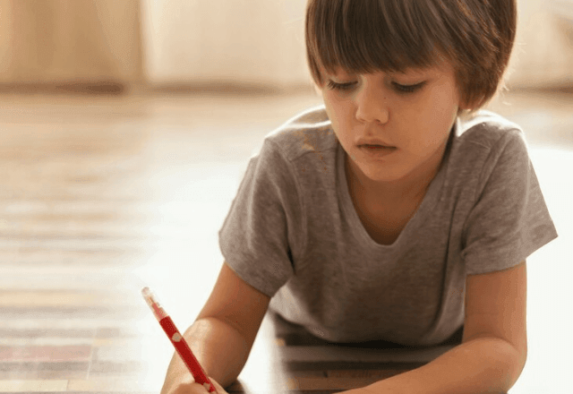 Imagem da noticia Crianças e jovens aprendem melhor escrevendo à mão do que em computadores, diz estudo