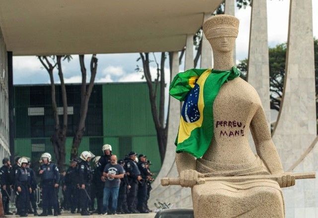 Imagem da noticia STF forma maioria para condenar mulher que pichou "perdeu, mané" em estátua; Fux pede pena menor