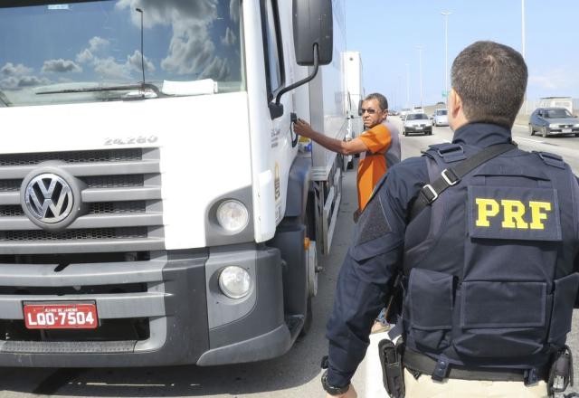 Imagem da noticia Estradas bloqueadas: TCU determina que PRF explique suposta omissão