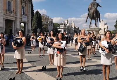 Ex-comissárias da Alitalia tiram uniforme em protesto contra a empresa; assista