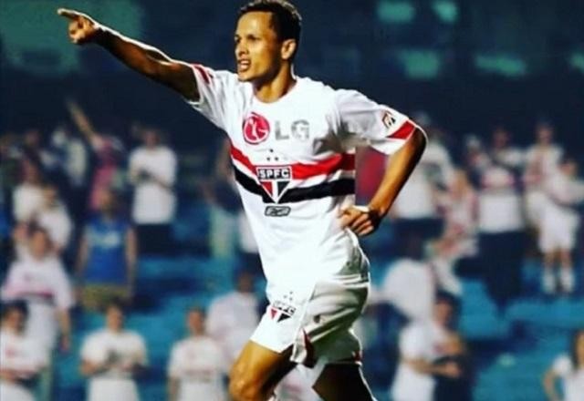 Imagem da noticia Ex-jogador Souza sofre ataques racistas e xenofóbicos durante transmissão