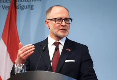 Ministro da Defesa da Letônia renuncia após drones ucranianos atingirem tanques de petróleo Ministro da Defesa da Letônia renuncia após drones ucranianos atingirem tanques de petróleo