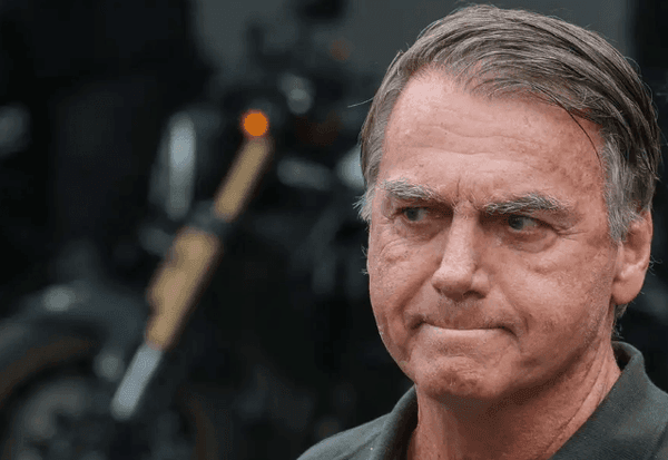 Imagem da notícia: Bolsonaro instalou cofres no Alvorada para guardar armas
