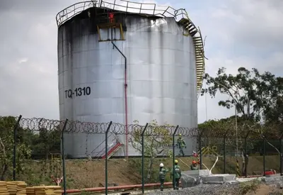 Uma pessoa fica ferida e duas desaparecidas em explosão de tanque de combustível em Volta Redonda (RJ) Uma pessoa fica ferida e duas desaparecidas em explosão de tanque de combustível em Volta Redonda (RJ)